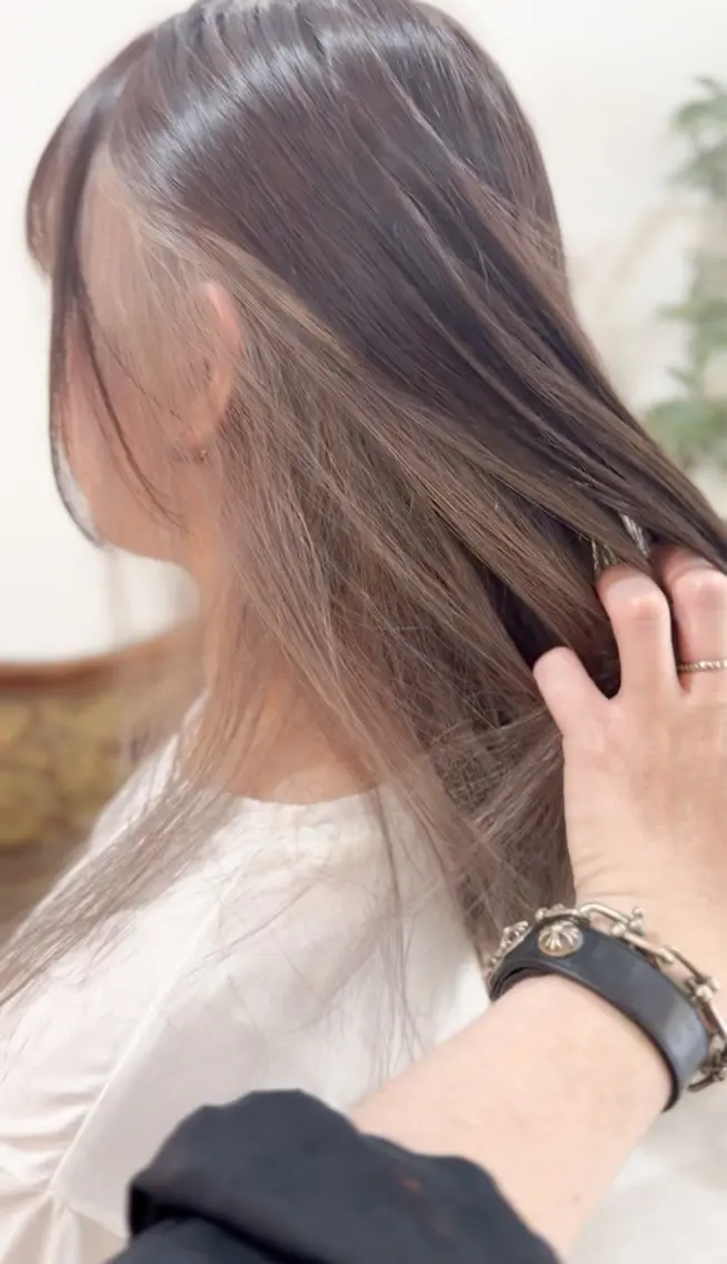 セミロング ヘアカラー 飯星慧斗 /ブリーチ、縮毛矯正のヘアスタイル