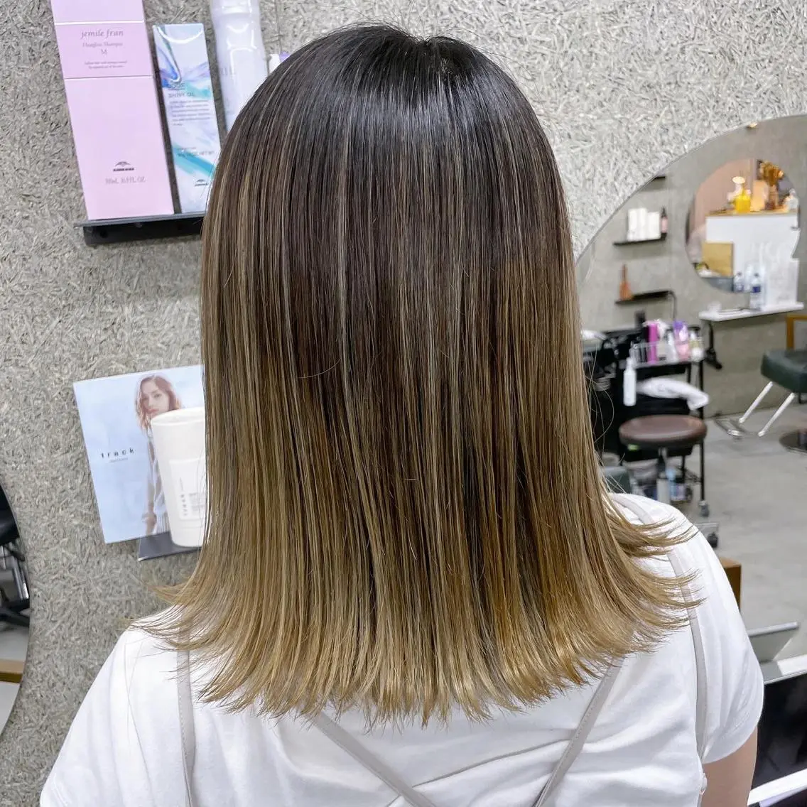 ミディアム カラー バレイヤージュ レイヤーカット ヘアカラー トリートメント Lull1人美容室 バレイヤージュのヘアスタイル