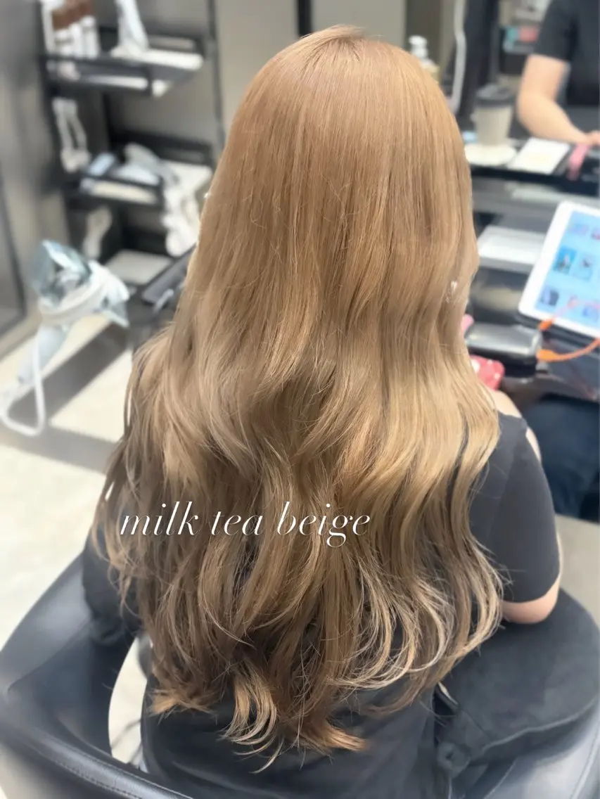 ロング カラー ベージュカラー ブリーチ 透明感カラー ミルクティーベージュ 卒業式のヘアスタイル 秋屋 美々梨のヘアスタイル