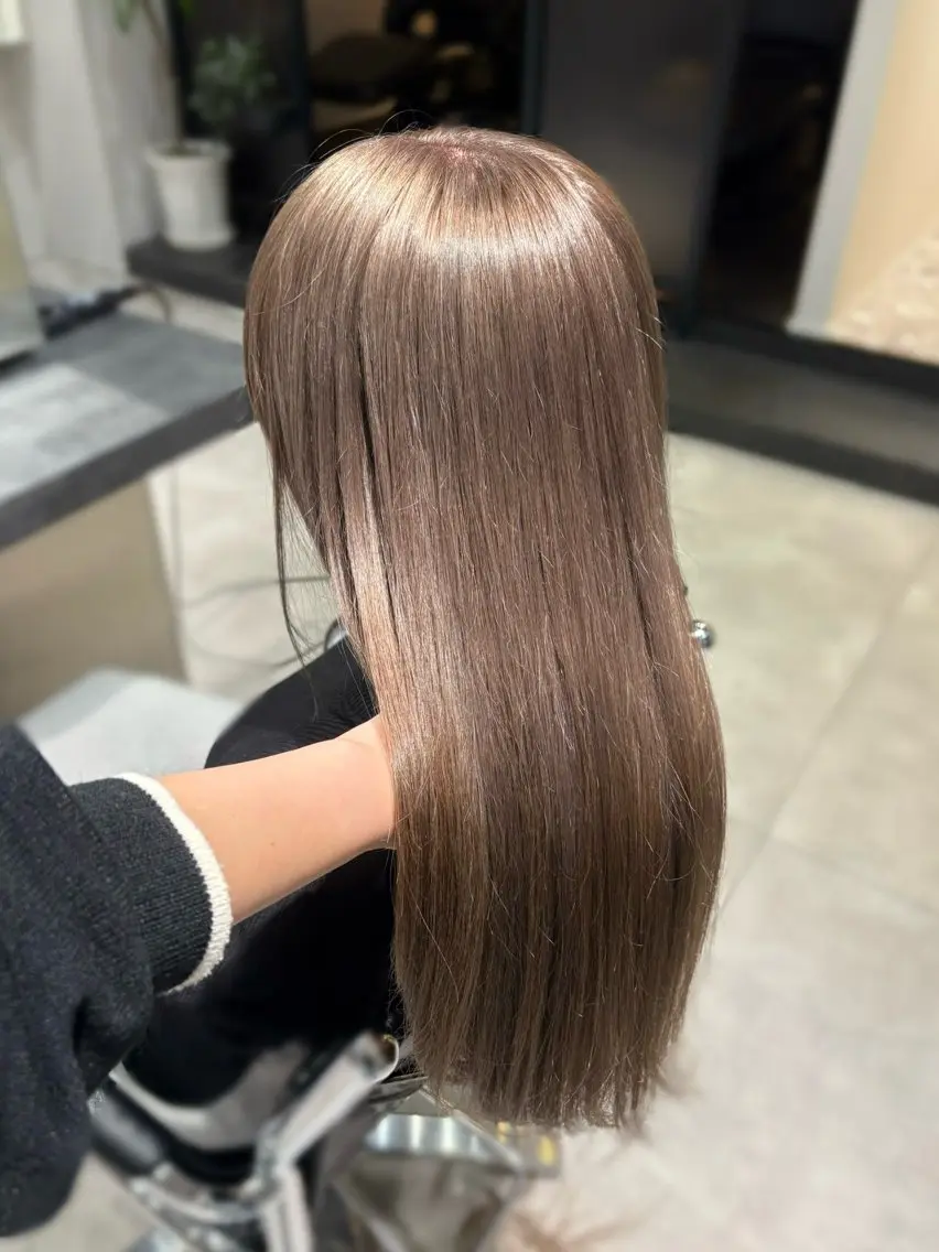 ロング カラー ブリーチ グレージュ ミルクティーグレージュ ヘアカラー トリートメント ゆな🎀ハイトーン /レイヤーのヘアスタイル