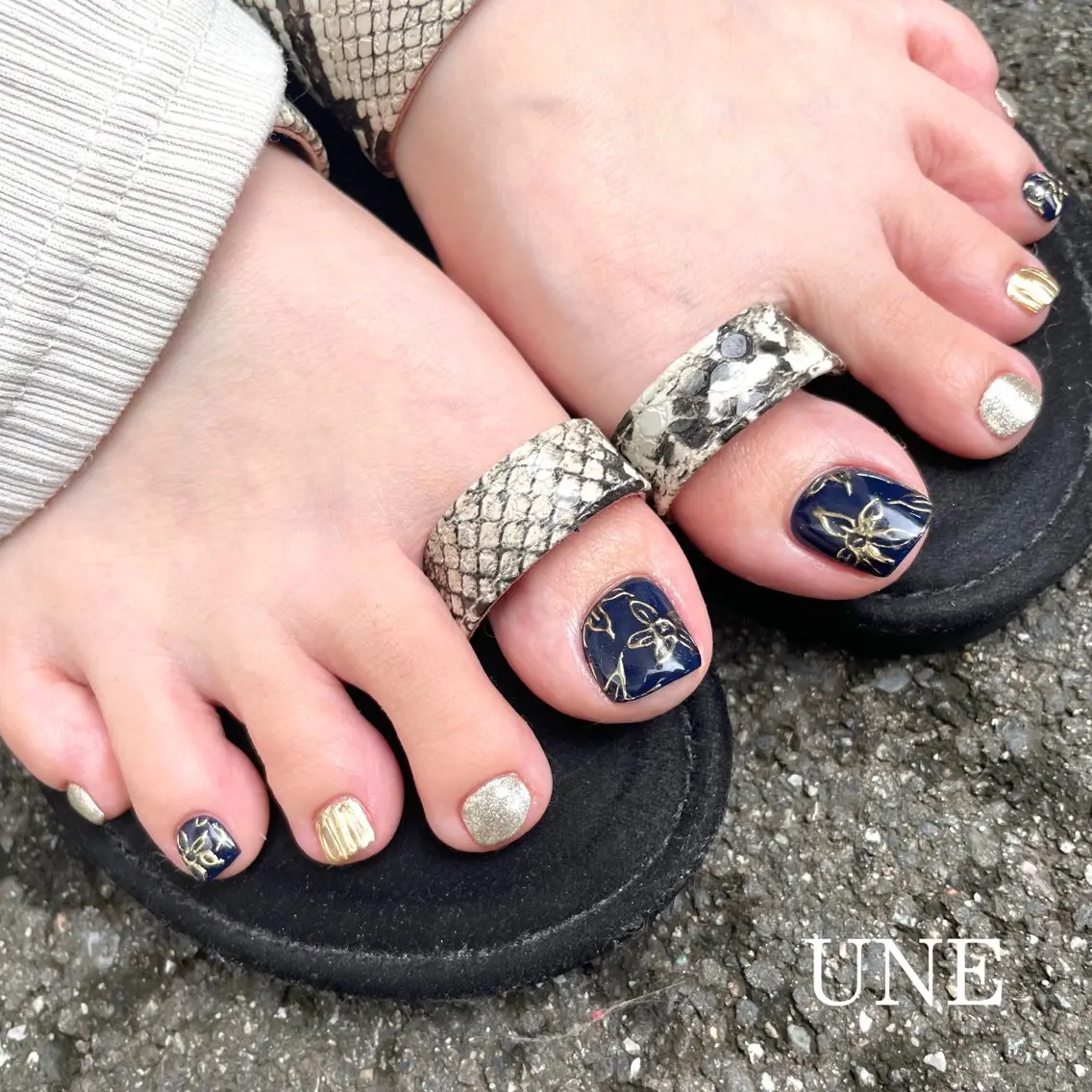 ネイル フットネイル ゴールド ネイビー UNE.【ユヌ】 Jr.NANAのネイルデザイン