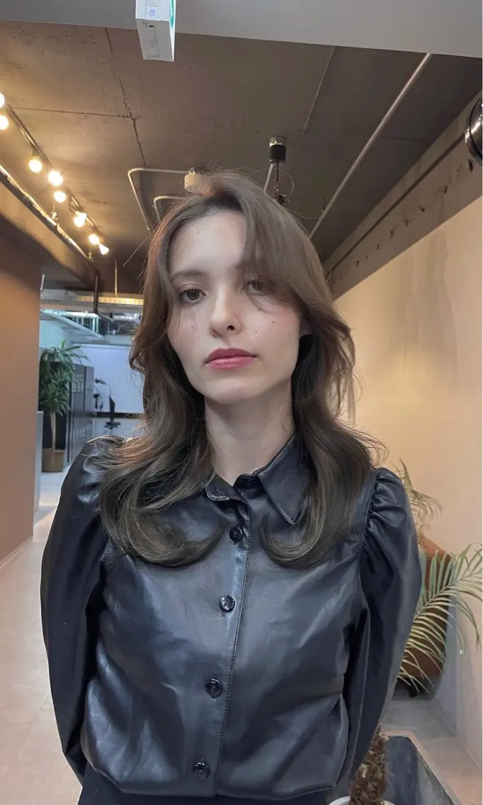 ミディアム カラー カット ヘアカラー トリートメント レイヤーカット 西村あきやのヘアスタイル