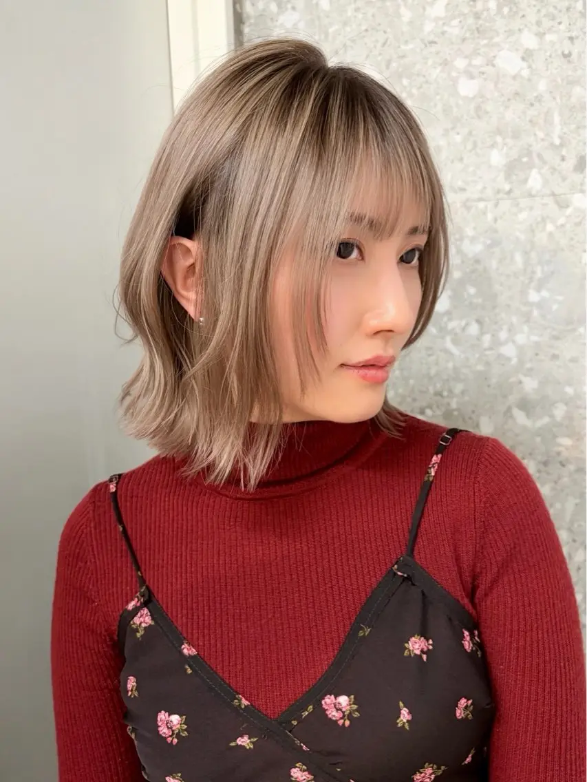 ショート カラー ヘアカラー トリートメント 失敗しないハイトーン ミルクティーベージュのヘアスタイル