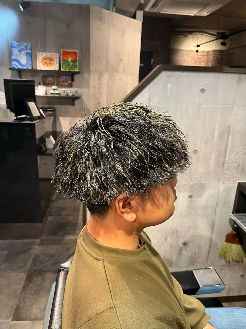ミディアム カラー パーマ メンズ ミディアムパーマ メンズメッシュ メンズパーマ メッシュ SWELL  高峰 将生  メンズ専門のヘアスタイル