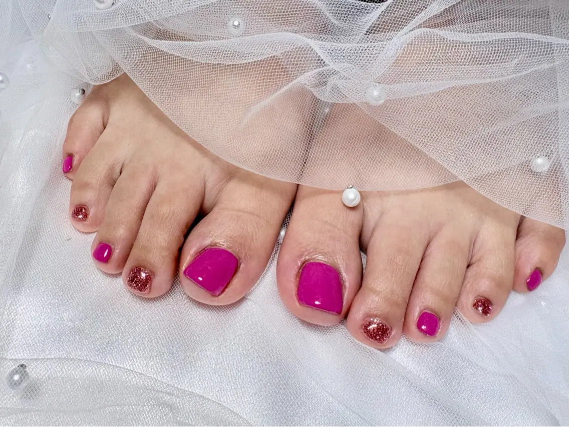 ネイル フットネイル ジェルネイル キラキラネイル ラメ(グリッター) マグネットネイル フットネイル ♡Bivi♡自爪に 優しいネイルサロンのネイルデザイン