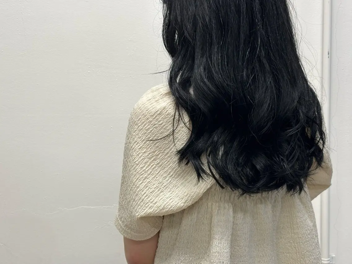 カラー 黒髪 ブルーカラー ブルーブラック nii. 源中 優芽花のヘアスタイル