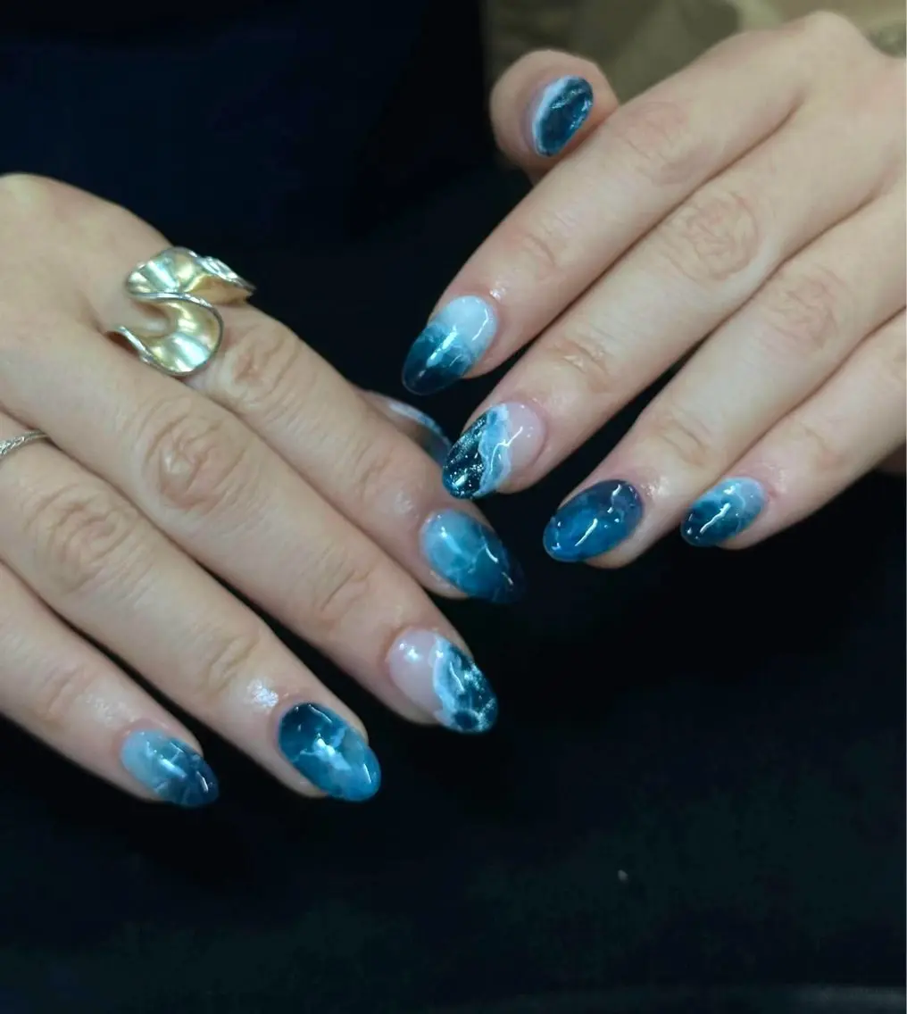 ネイル ブルー 氷ネイル・うるうるネイル 韓国ネイル ニュアンスネイル 夏ネイル Iconic Nailのネイルデザイン
