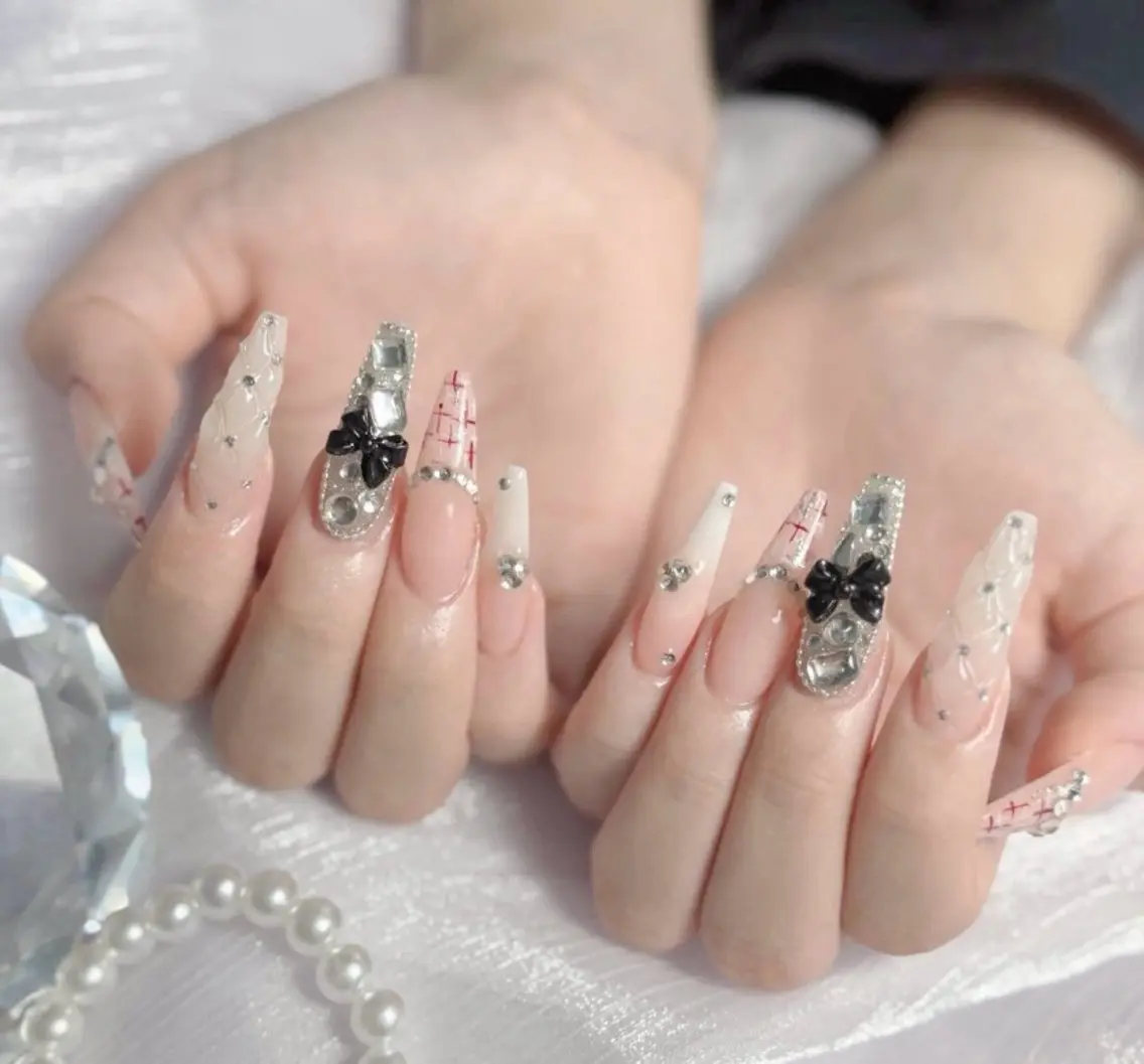 ネイル アートネイル ボルドー フレンチネイル ジェルネイル 氷ネイル・うるうるネイル ハンドネイル Julie Nail Hinのネイルデザイン