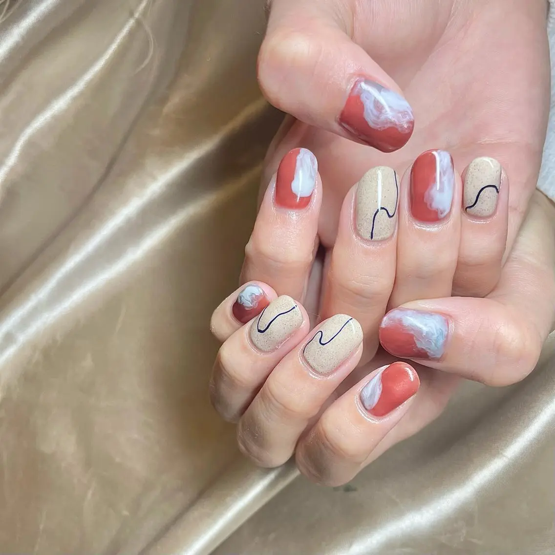 ミディアム カラー パーマ ヘアアレンジ メンズ キッズ ネイル マツエク・マツパ ベージュカラー オレンジ テラコッタ カラーマツエク オレンジ el. by Aoのネイルデザイン