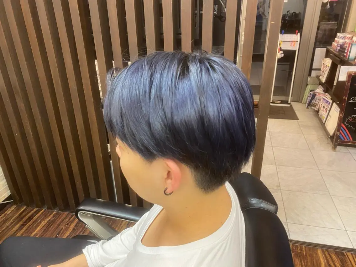 ショート カラー メンズ メンズブリーチ 黒髪 ブリーチ ブルーカラー 山口 拓己のヘアスタイル
