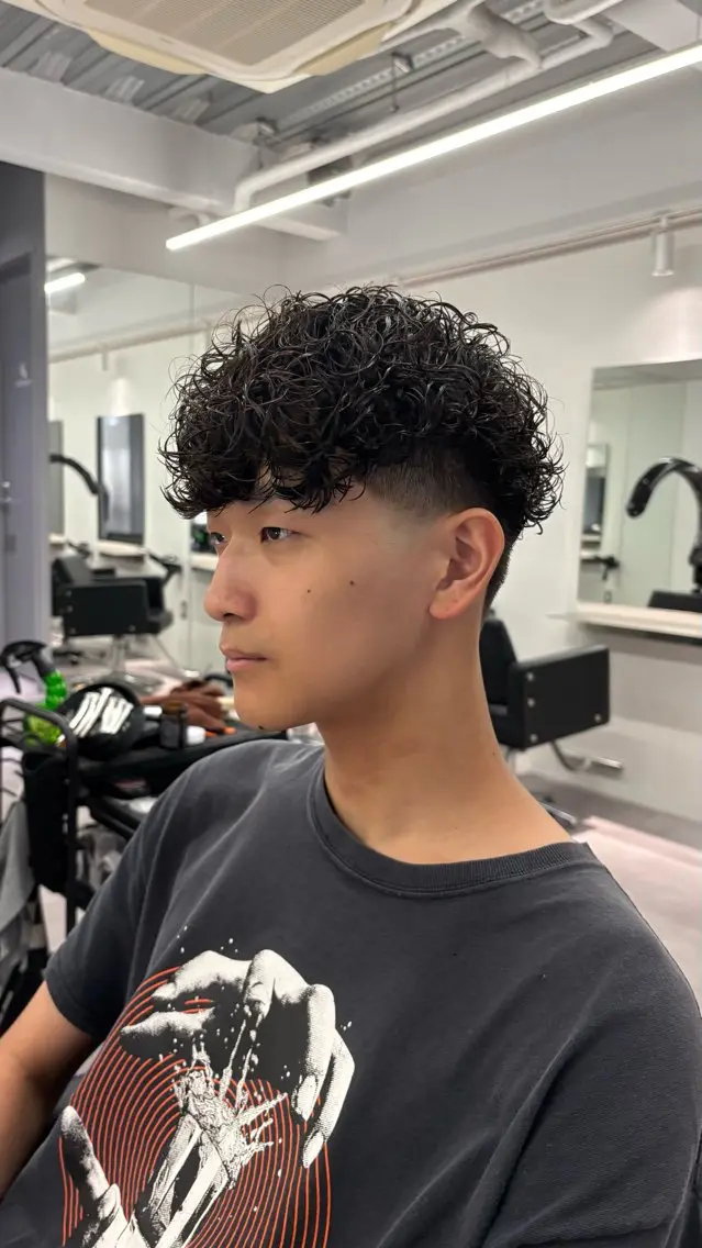 ミディアム パーマ メンズ フェードカット スペインカール カット パーマ 高橋 周のヘアスタイル