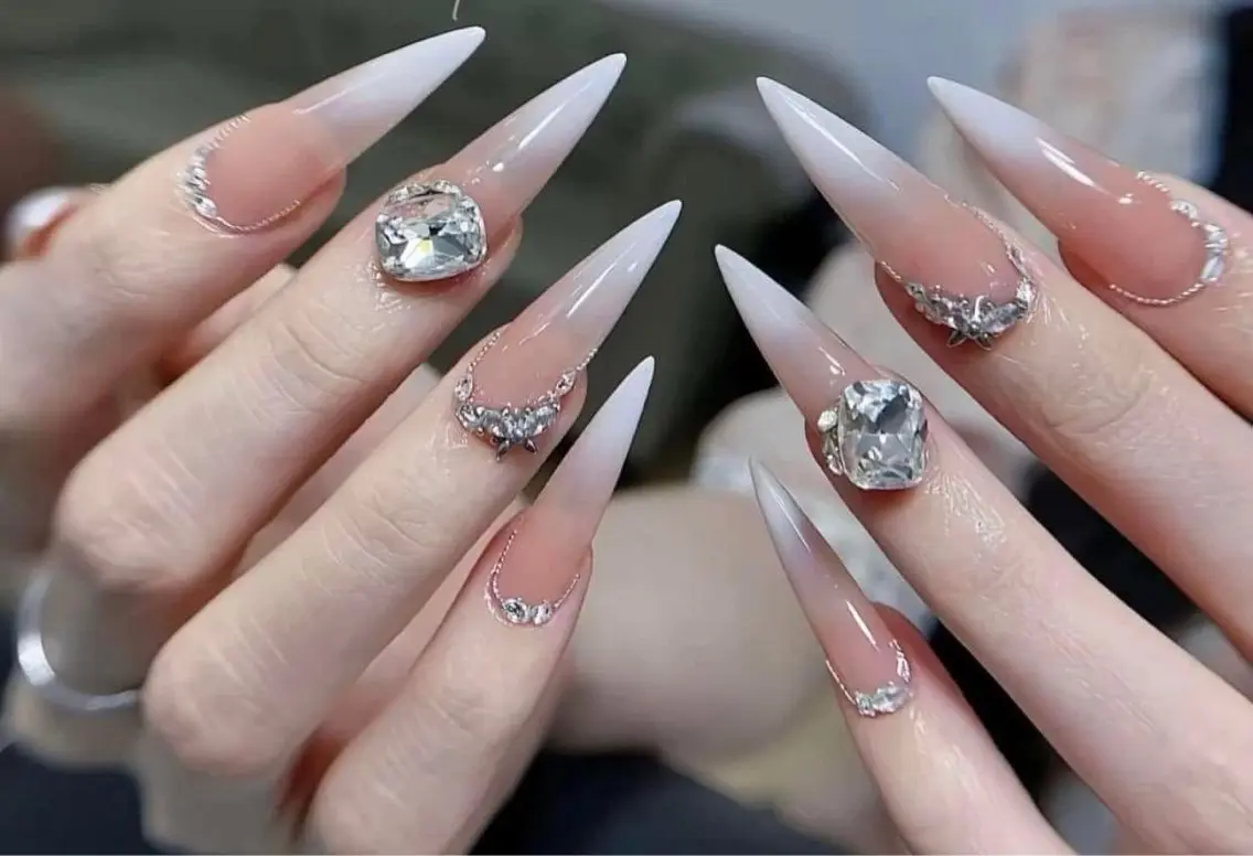 ネイル チークネイル フレンチネイル グラデーション キラキラネイル 韓国ネイル ハンドネイル Minette nailHuongのネイルデザイン