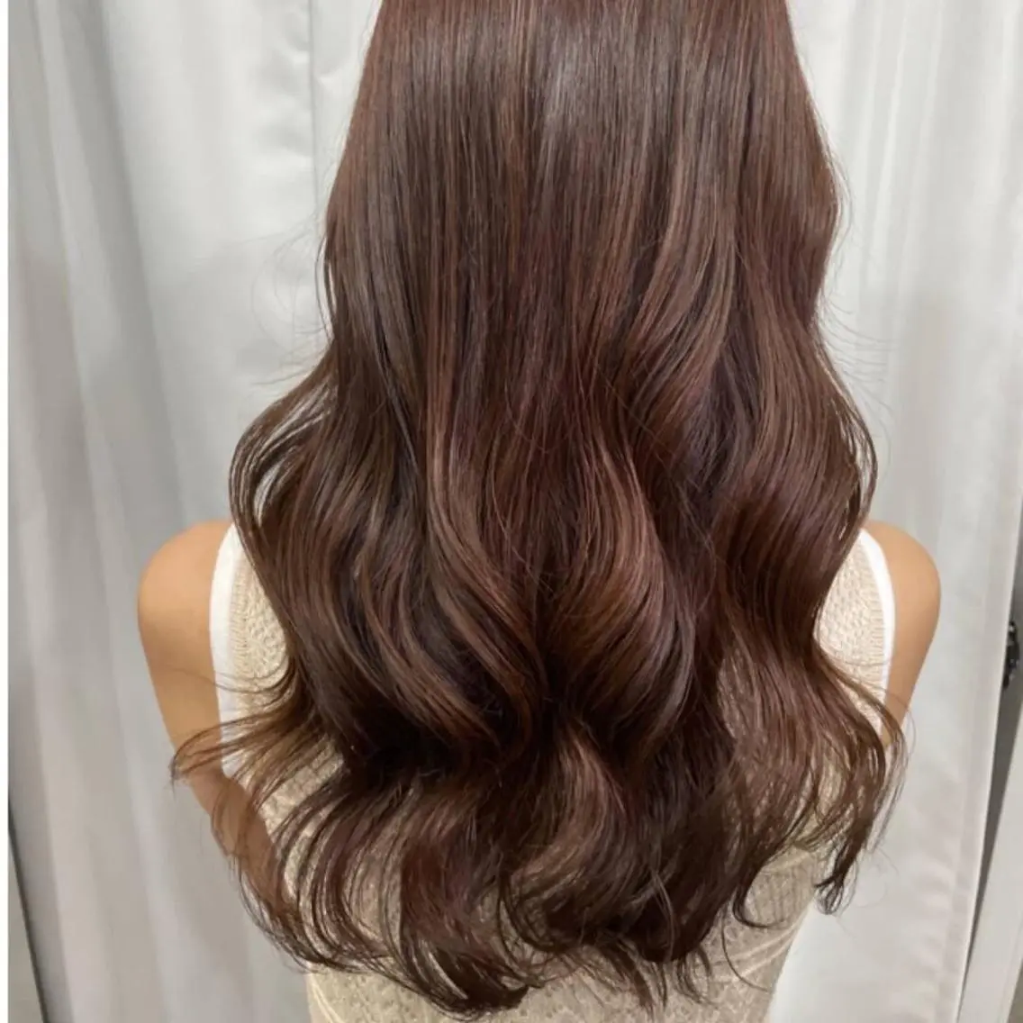 ロング カラー パーマ ヘアアレンジ ベージュカラー イルミナカラー オリーブベージュ ヨシンモリ ムルギョル巻き newi saLyu ネウィ サリューのヘアスタイル