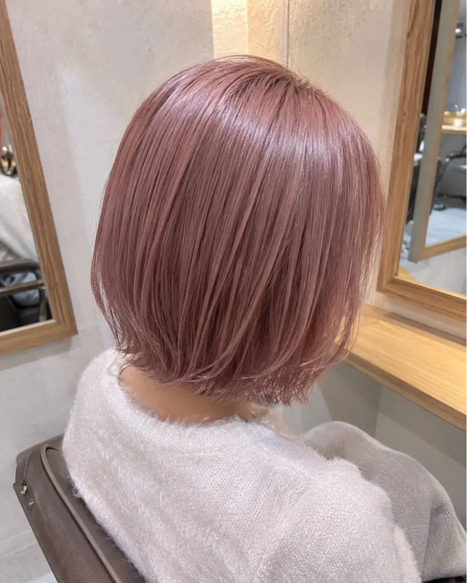 ミディアム カラー 切りっぱなしボブ ベージュカラー ブリーチ 透明感カラー ピンクカラー ヘアカラー トリートメント EARTH 榎本のヘアスタイル