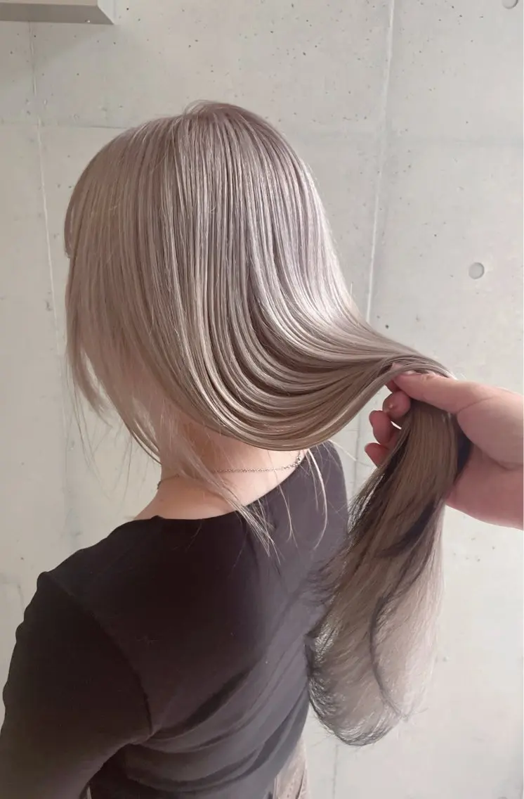 ロング カラー ベージュカラー 黒髪 ブリーチ ホワイトベージュ カット ヘアカラー トリートメント 仲山 和希のヘアスタイル