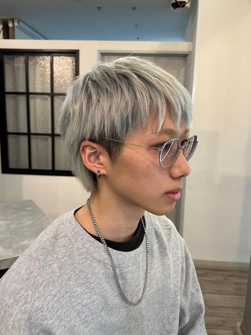 カラー メンズ メンズショート メンズウルフカット 透明感カラー シルバー ホワイトシルバー カット ヘアカラー トリートメント いぐちしょうた🫧 VISAGEbaskのヘアスタイル