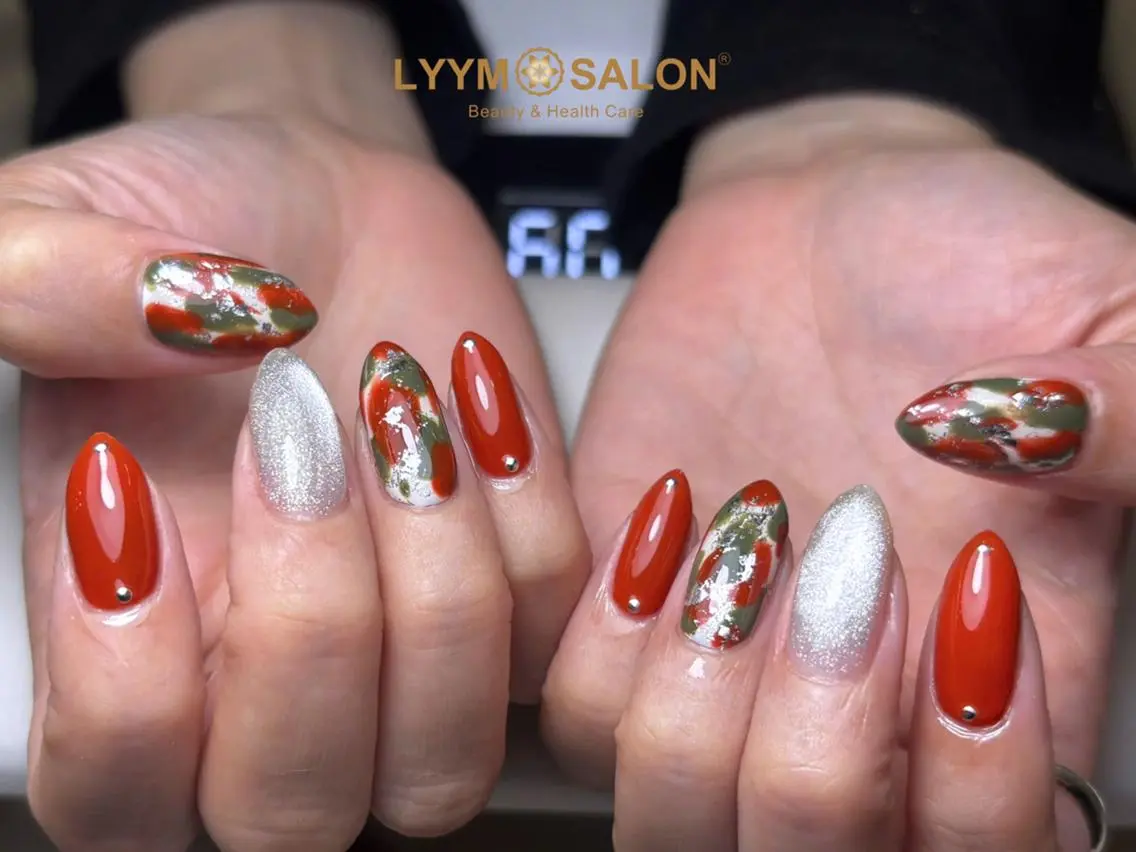 ネイル ラメ(グリッター) ニュアンスネイル 赤色 シルバー ハンドネイル LYYM Salon Miraのネイルデザイン