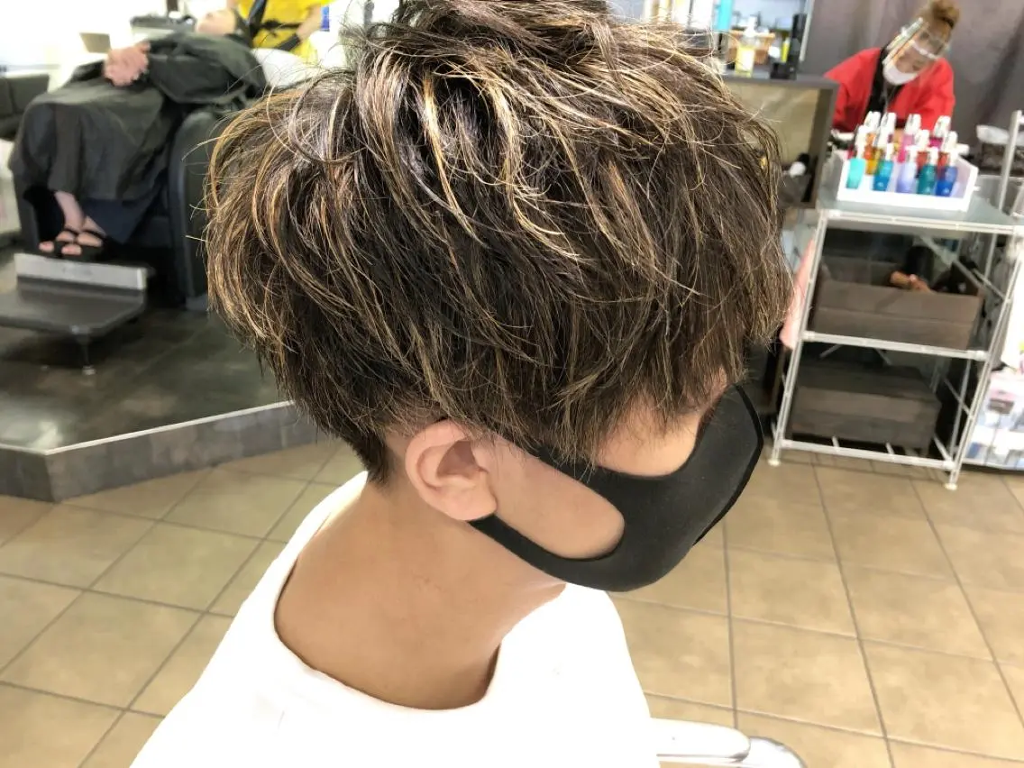 カラー メンズ メンズハイライト ハイライトカラー メンズ レイヤー ウルフ 弓木啓輔のヘアスタイル