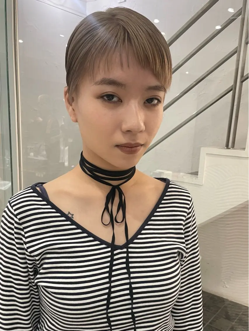 ショート カラー ブリーチ ダブルカラー イヤリングカラー ハイライトカラー ハイトーンカラー スパイラルパーマ 🌐hina⭐️のヘアスタイル