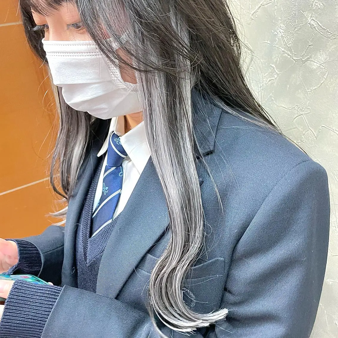 ロング カラー ブリーチ ケアブリーチ イヤリングカラー シルバー カット ヘアカラー トリートメント 有田裕真 【ブリーチカラー】のヘアスタイル