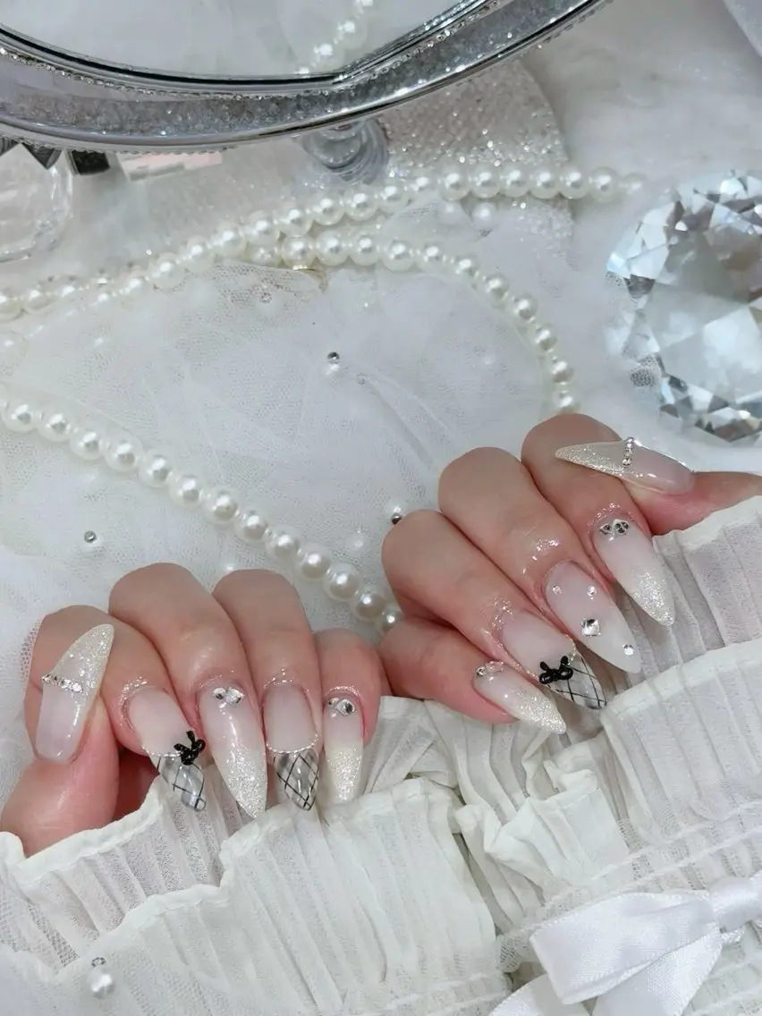 ネイル 長さ出し キラキラネイル 韓国ネイル ロングネイル ワンホンネイル ハンドネイル Josie nail salonのネイルデザイン
