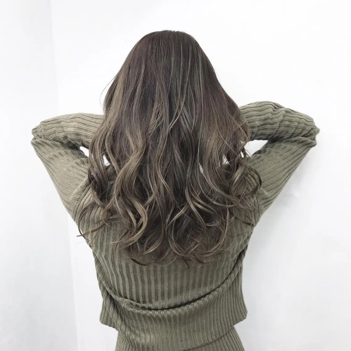 セミロング カラー グレージュ ハイライトカラー ハイライト ヘアカラー TATSUYA アートディレクターのヘアスタイル