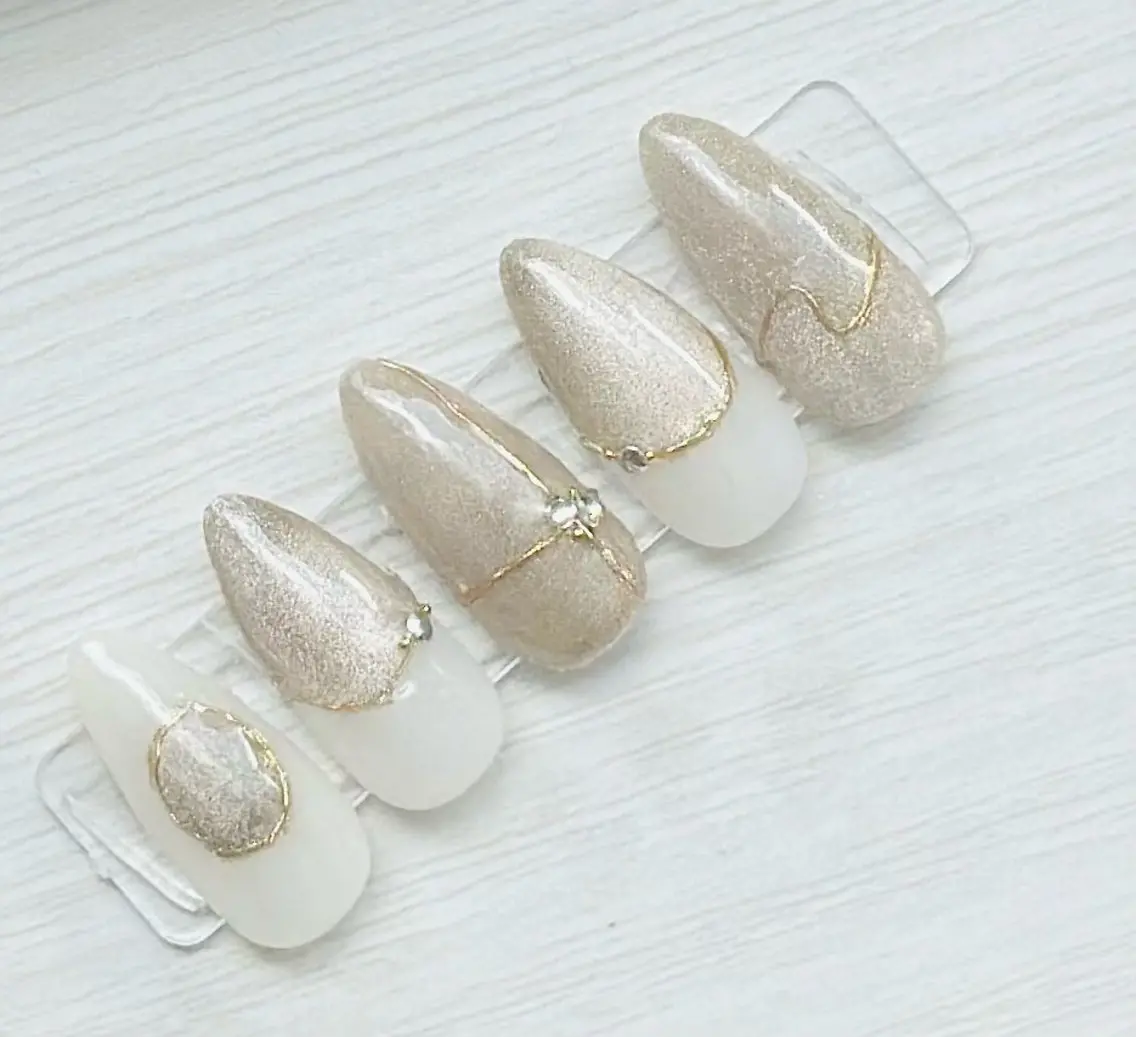 ネイル ゴールド キラキラネイル マグネットネイル nailsalon oluoluのネイルデザイン