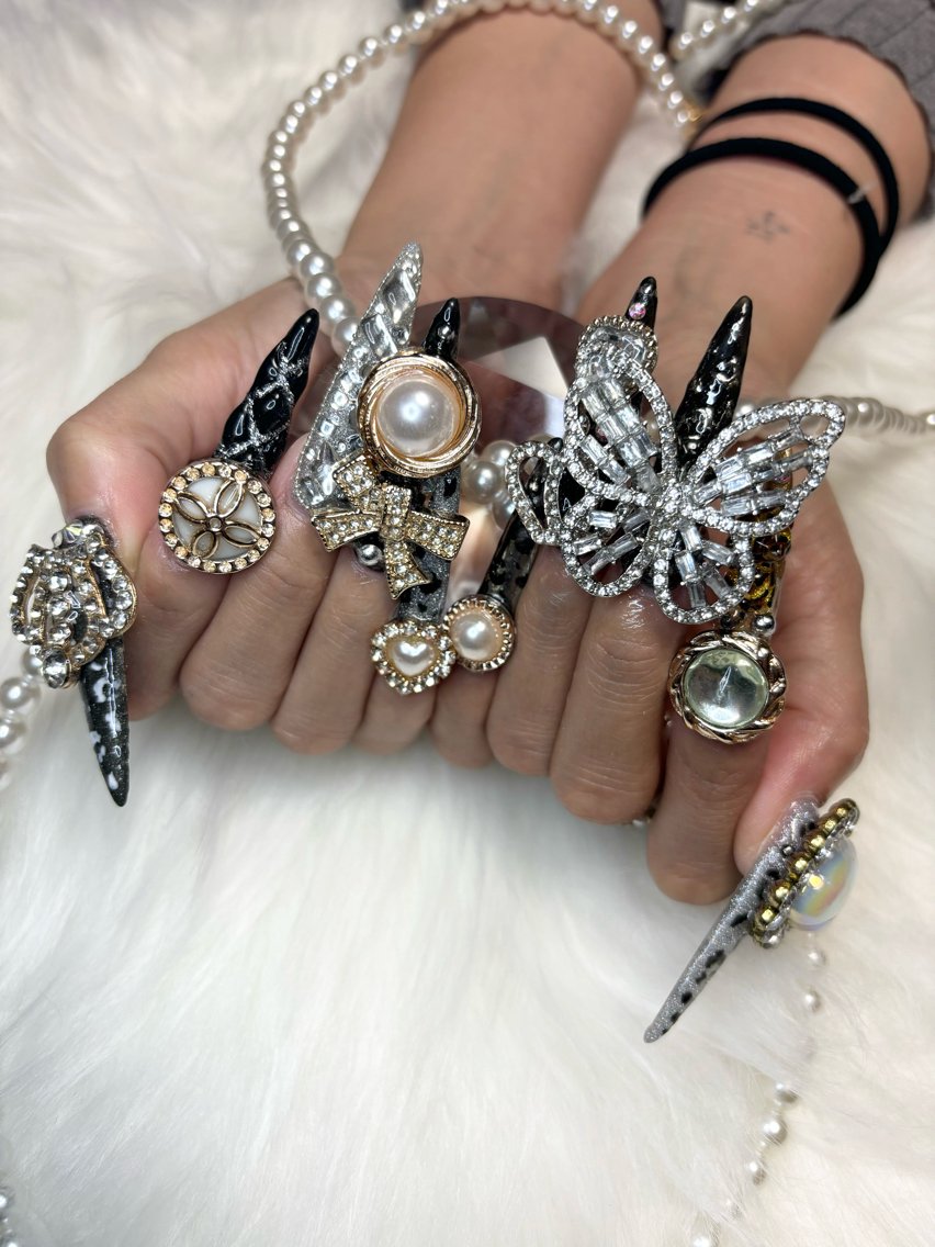 ネイル ロングネイル 持ち込み ハンドネイル Be Rac 🖤🐍🦋🥀のネイルデザイン