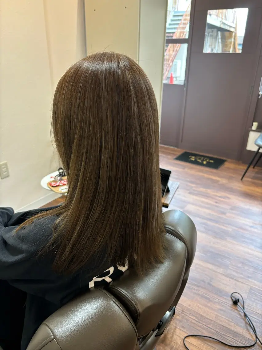 ロング ハイライト 池岡 洋子のヘアスタイル
