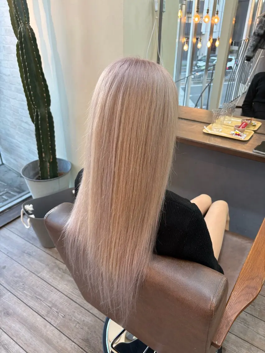 ロング カラー シルバー ヘアカラー エクステ WEST OLAND 黒坂佳乃のヘアスタイル