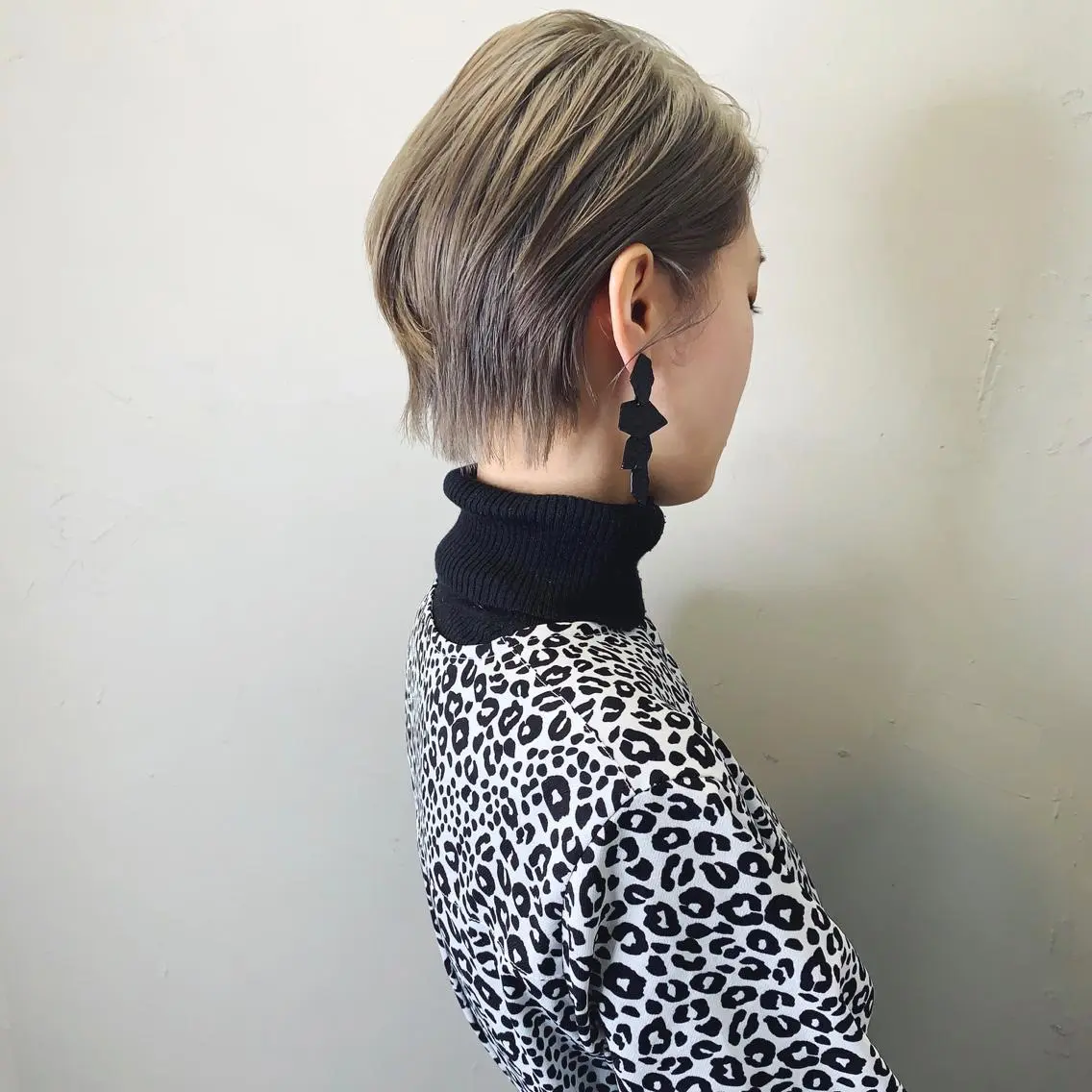ショート カラー ベージュカラー ブリーチ ハイトーンカラー ハイトーンベージュ カット ヘアカラー トリートメント YUSUKE レイヤーカットカラーのヘアスタイル