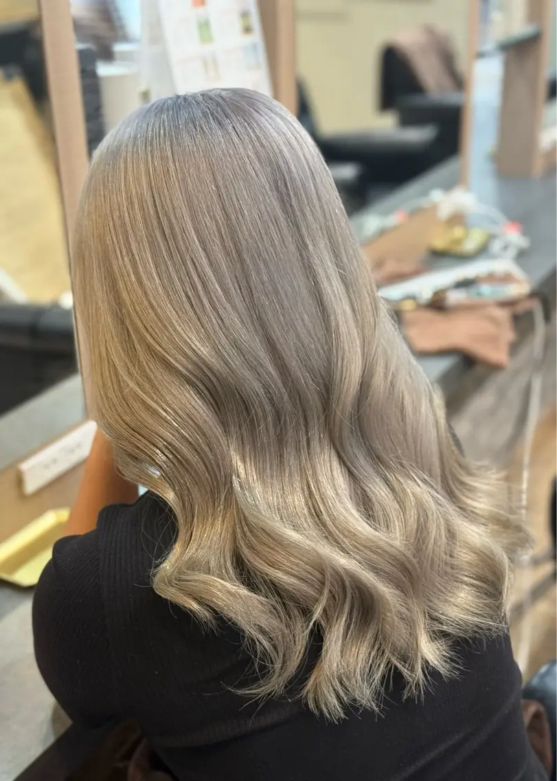 ロング RIEブリーチ& エクステ特化型のヘアスタイル