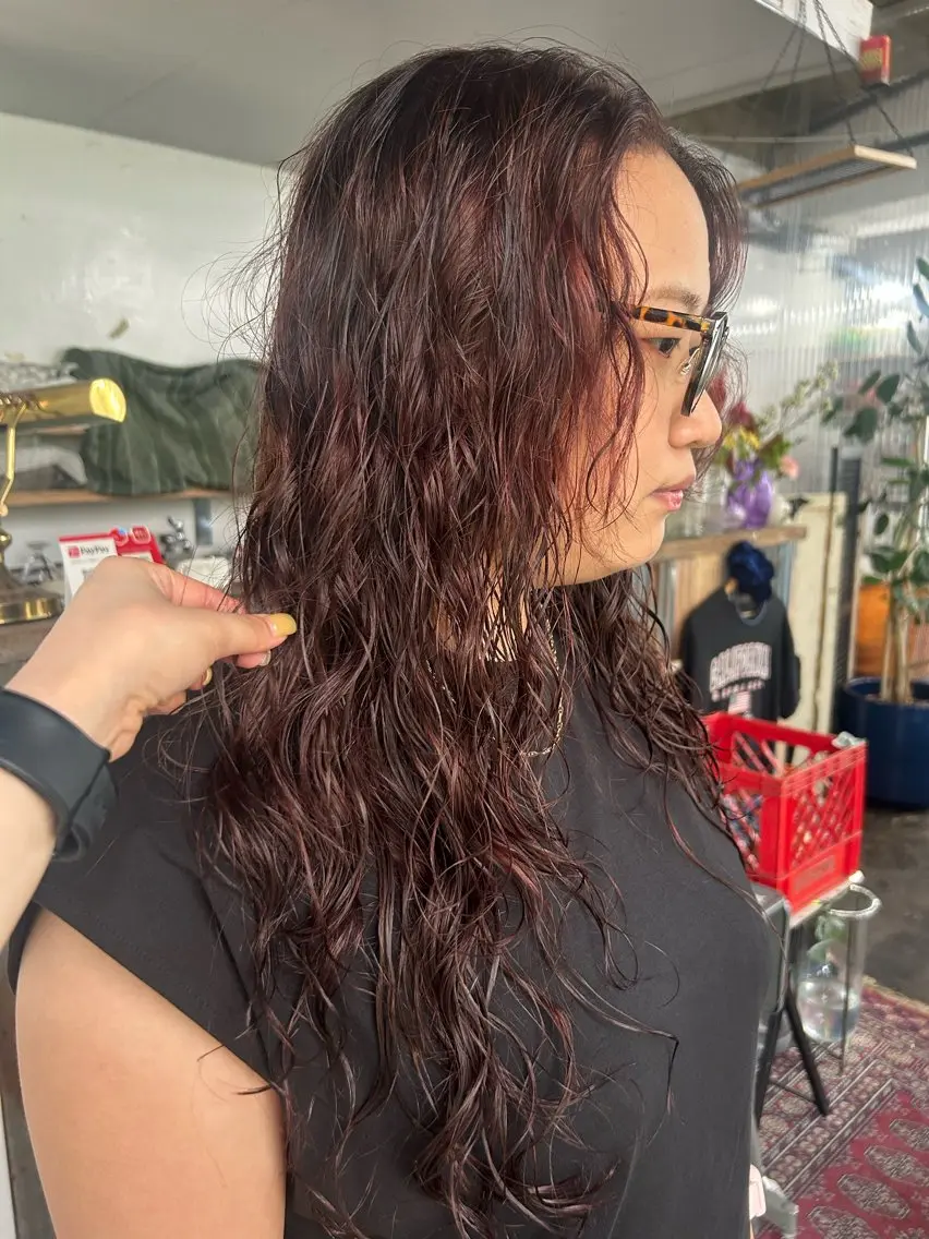 ロング カラー パーマ ブラウンカラー レッドカラー レッドブラウン レイヤーカット ロング カット ヘアカラー パーマ maho/垢抜け パーマカラーのヘアスタイル