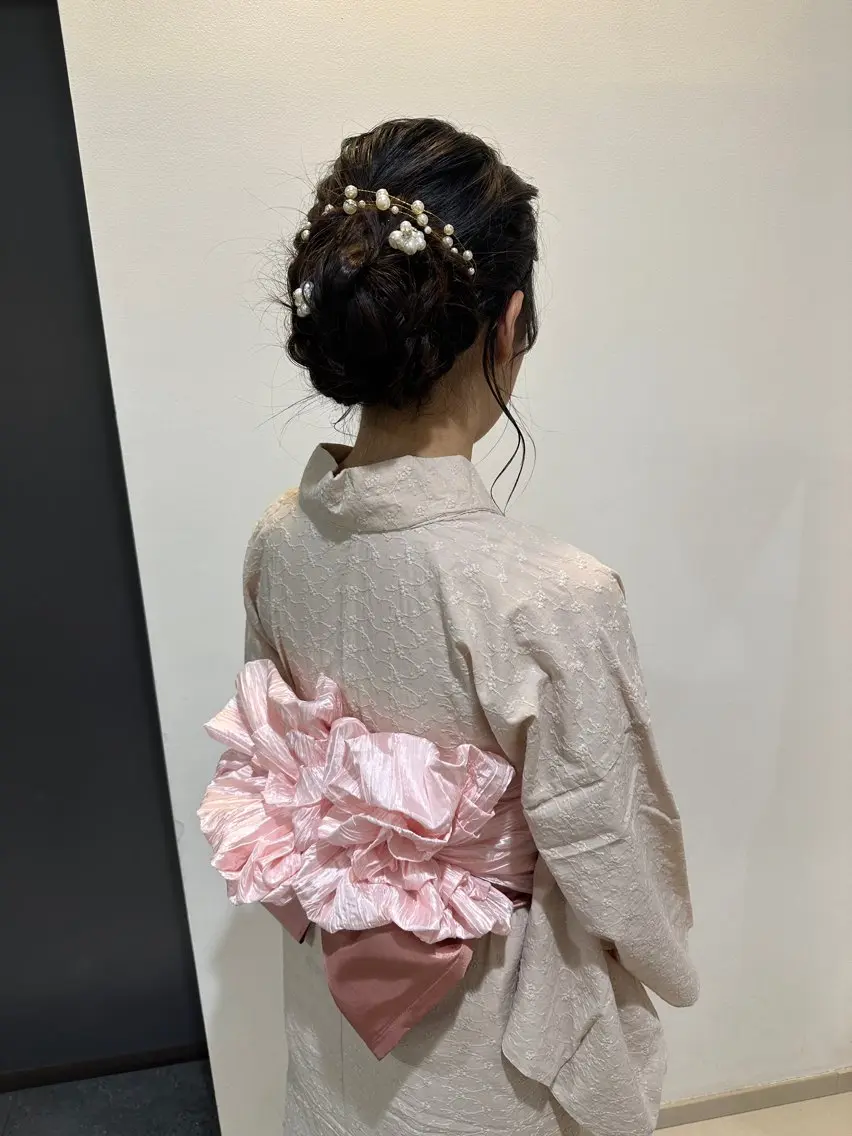 木曜日空きあり‼️ 艶々カラー🩷のヘアスタイル