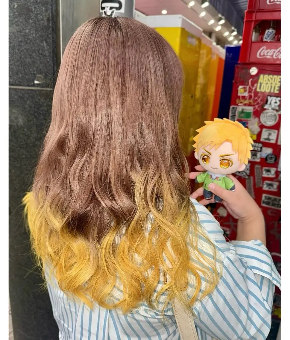 セミロング イエローカラー ヘアカラー TSUNO🦖 派手髪/オタク美容師のヘアスタイル