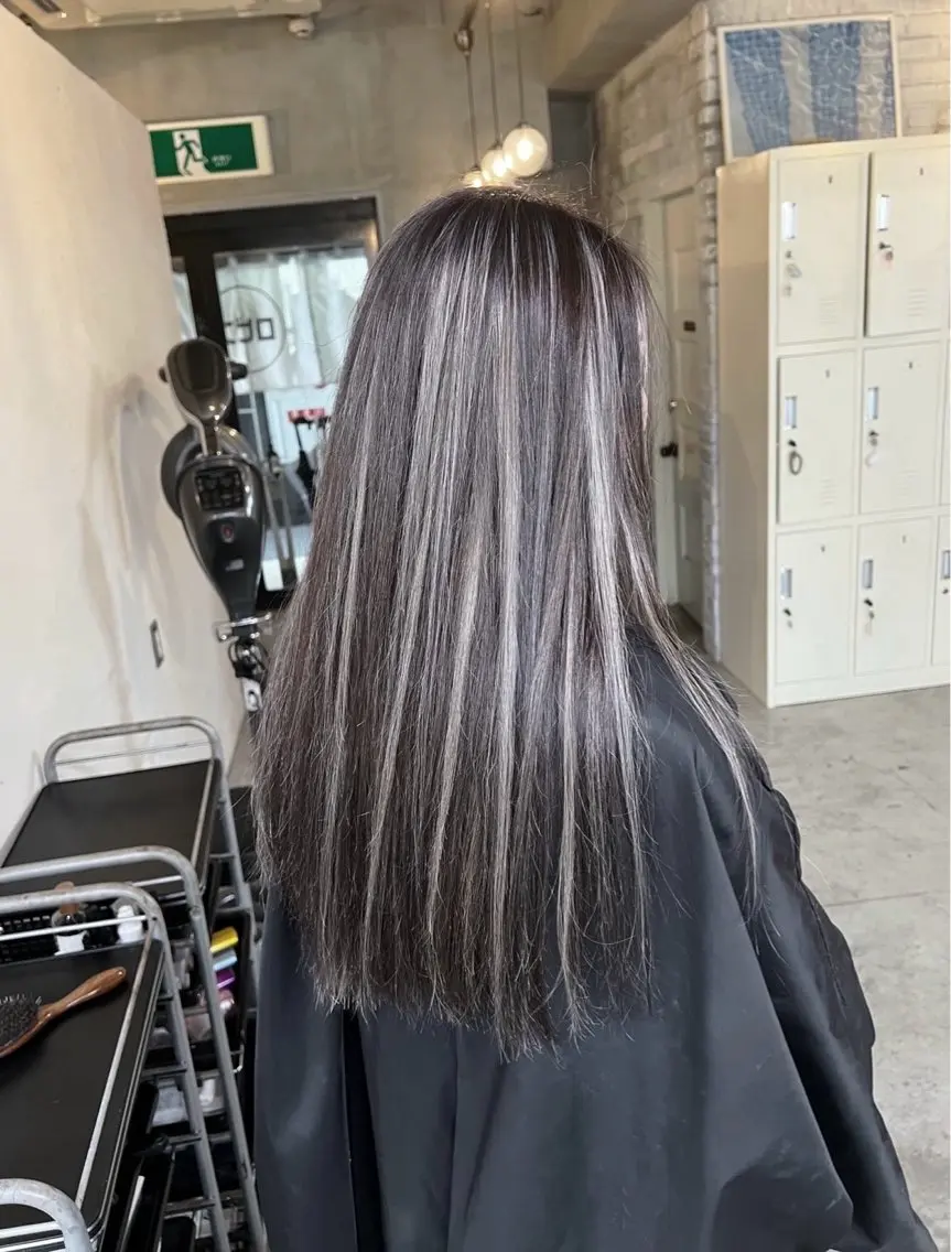 ロング カラー ダークグレー ダークグレージュ グレージュ ハイライトカラー ハイライト ヘアカラー トリートメント 指名数No.1 /NAOYAのヘアスタイル