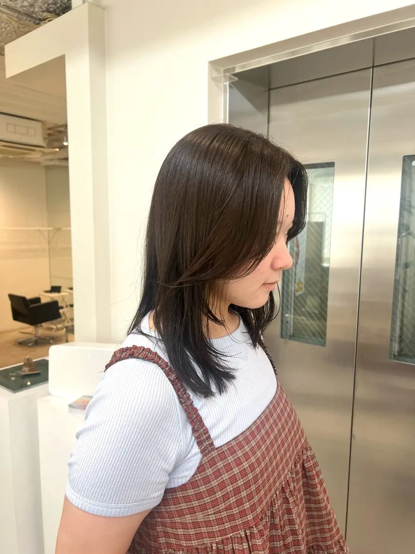 ミディアム カラー オリーブカラー レイヤーカット カット ヘアカラー AmiLi HONOKAのヘアスタイル