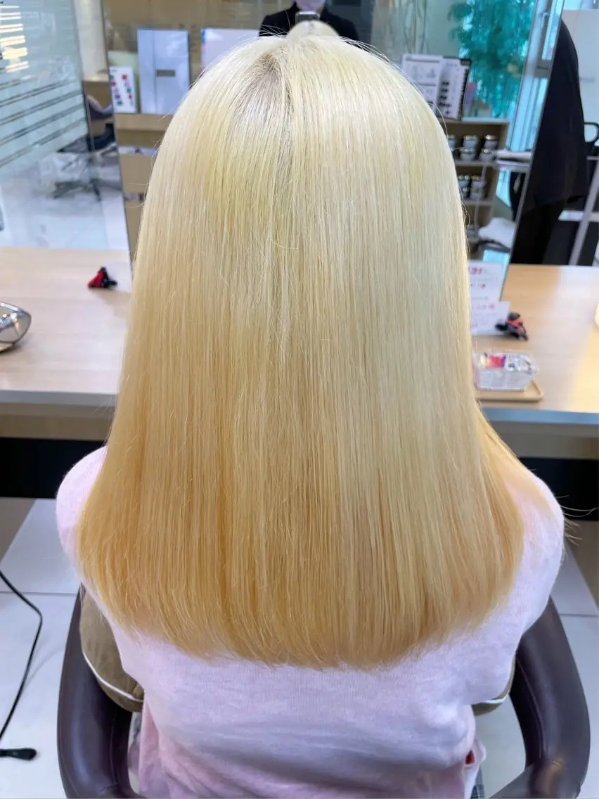 ミディアム カラー アッシュ アッシュグレー ベージュカラー ブリーチ ブロンド 【きらめき屋さん🎀 ハイトーン大和🎀】のヘアスタイル