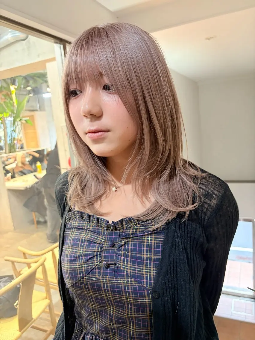 ミディアム カラー ベージュカラー ミルクティーベージュ ヘアカラー トリートメント ハッシュカット&艶々 ハイトーン/ミワのヘアスタイル