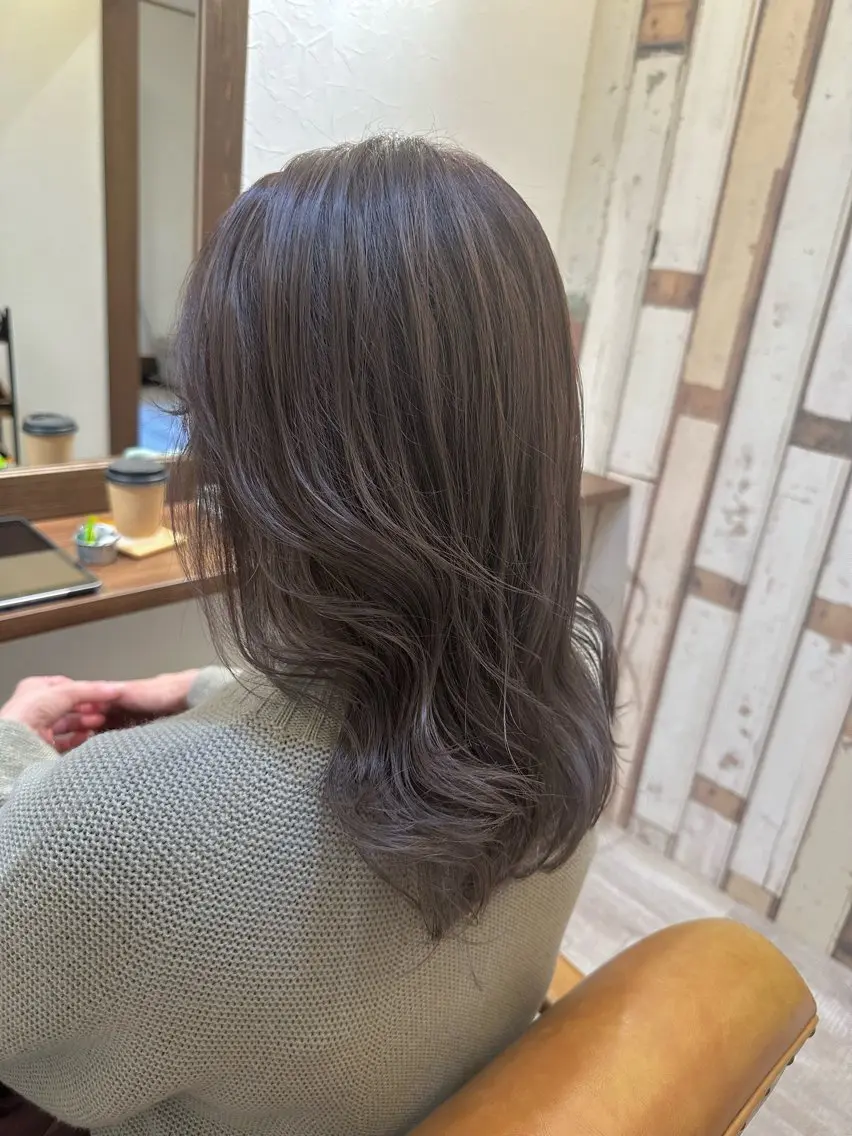 ミディアム アイスグレージュ ヘアカラー 佐藤  真依のその他イメージ