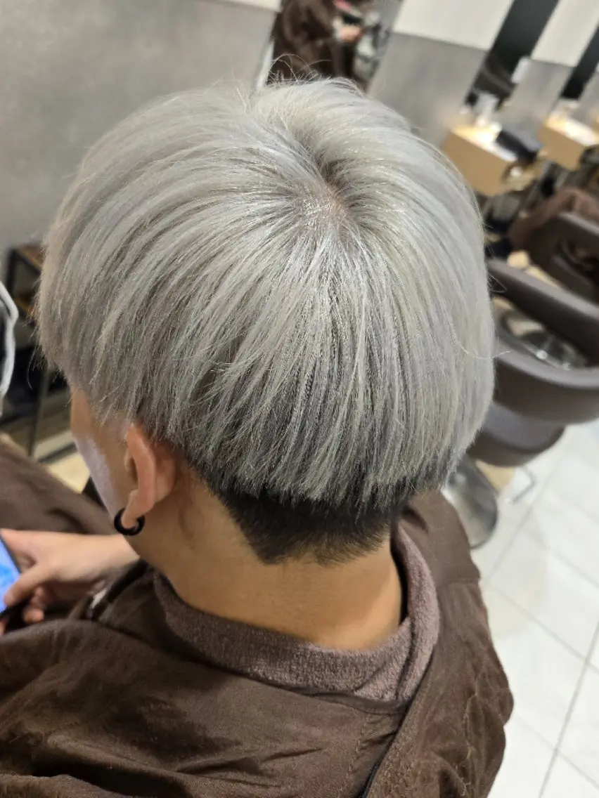 ショート メンズ カラー メンズブリーチ ブリーチ デザインカラー シルバー あいだ🐼ミニモ 8月限定クーポン配信のヘアスタイル