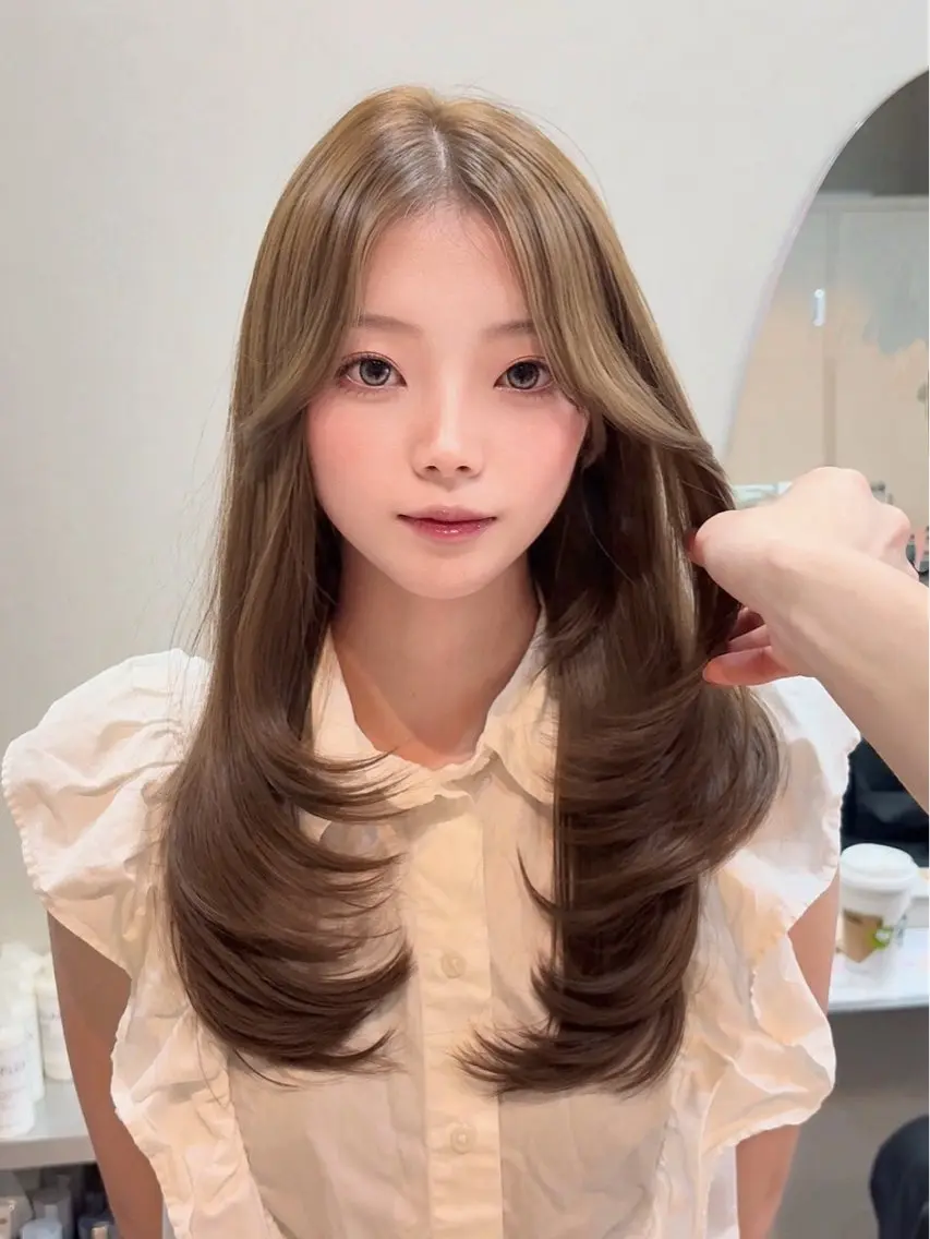 セミロング カラー ベージュカラー ブリーチ 透明感カラー ブリーチなしカラー オリーブベージュ ヘアカラー 艶感カラー 🩵レイヤー/紫音のヘアスタイル