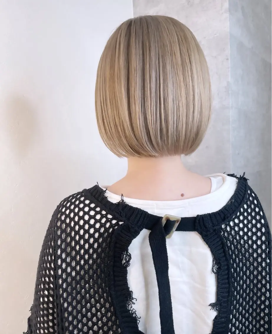 ミディアム ボブ ハイライト 髪質改善 レイヤーカット カット ヘアカラー トリートメント ＿WHITE鳳店 アンダーバーホワイトのヘアスタイル