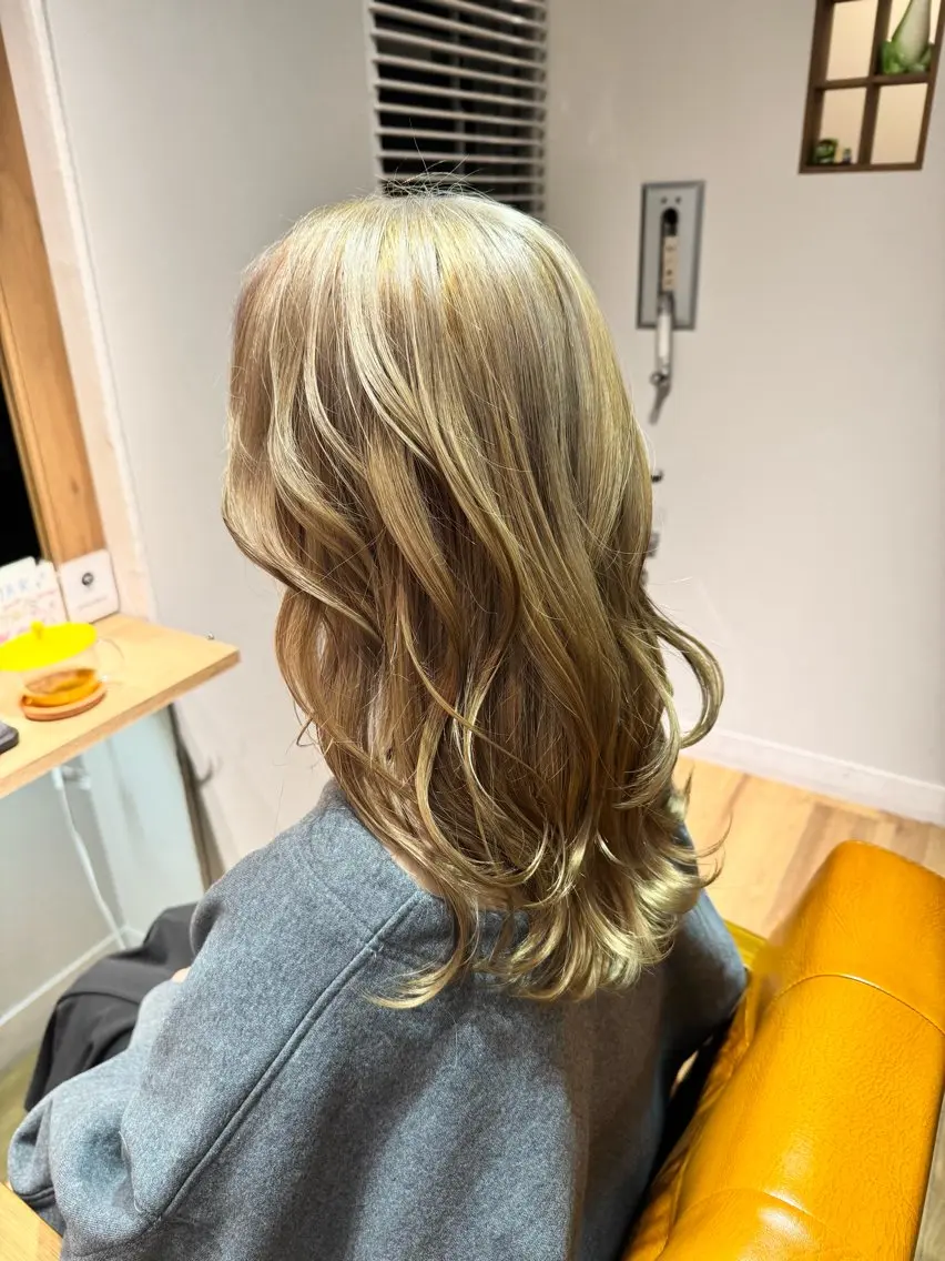 ロング カラー ベージュカラー ヘアカラー トリートメント ツキダテ ユイのヘアスタイル