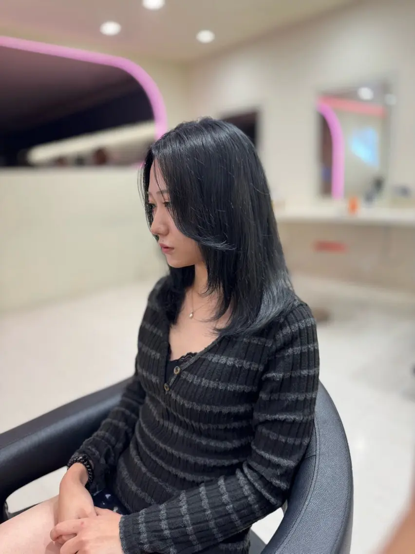 ミディアム ミディアムレイヤー レイヤーカット カット ヘアカラー トリートメント 縮毛矯正× ブルーブラック/池袋のヘアスタイル