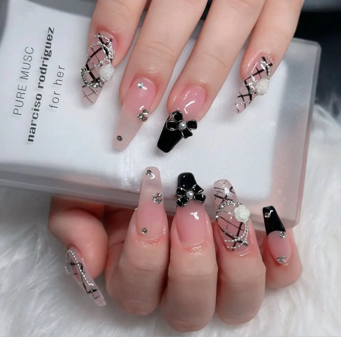 ネイル オーロラネイル フレンチネイル ジェルネイル ハロウィン キラキラネイル H.baby Nail Salonのネイルデザイン