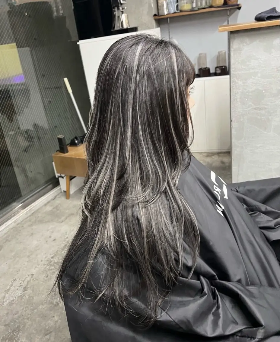 ロング カラー ダークグレー ダークグレージュ グレージュ ハイライトカラー ハイライト ヘアカラー トリートメント 指名数No.1 /NAOYAのヘアスタイル