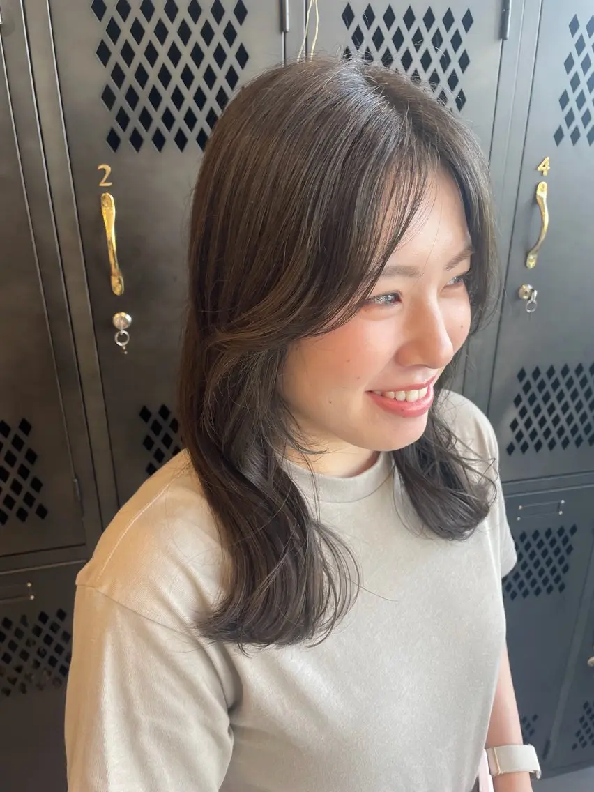 セミロング カラー アッシュ ベージュカラー 柄澤 菜南子のヘアスタイル