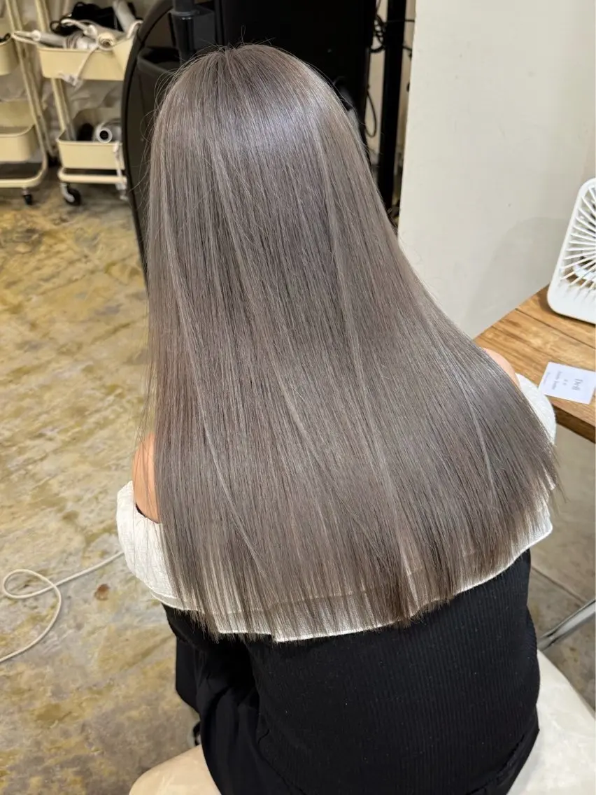 ロング ヘアカラー miyu カット・ハイトーンのヘアスタイル