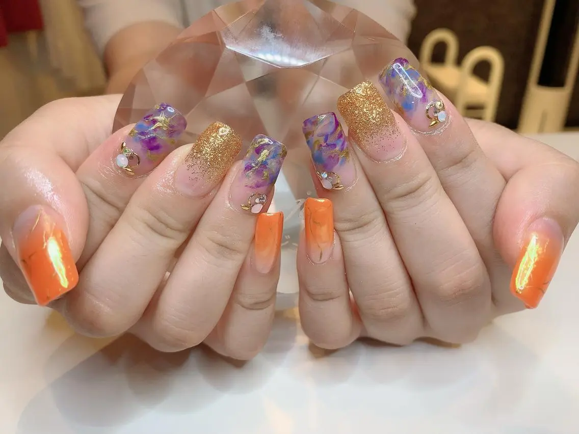 ネイル オーロラネイル グラデーション ラメ(グリッター) ラメグラデーション 大理石ネイル(マーブル) Adite nailのネイルデザイン